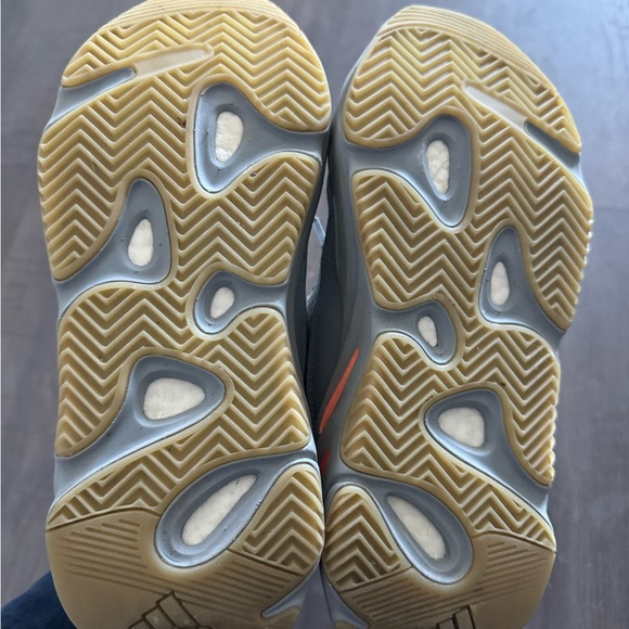 adidas yeezy boost 700 V2 - Picture 3 of 4